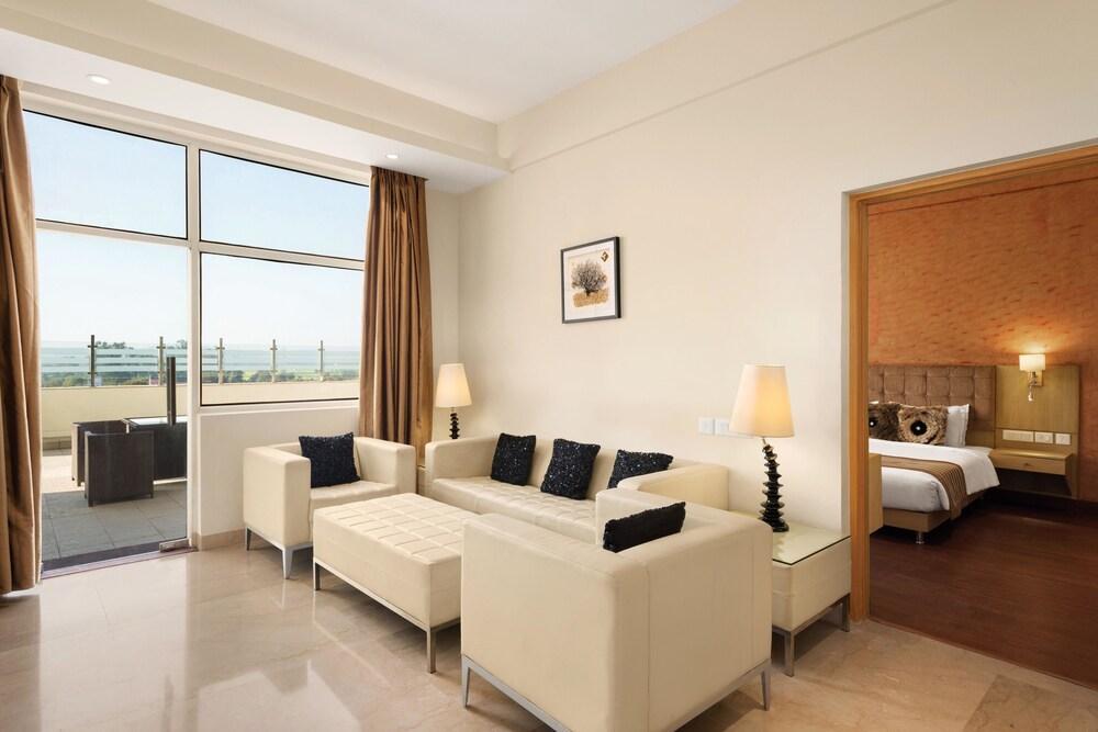 Ramada Neemrana Hotel Ngoại thất bức ảnh