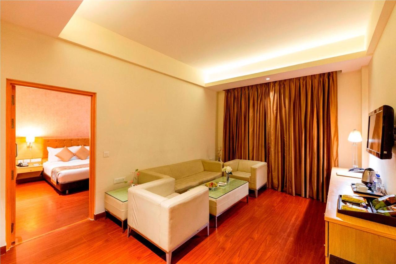 Ramada Neemrana Hotel Ngoại thất bức ảnh