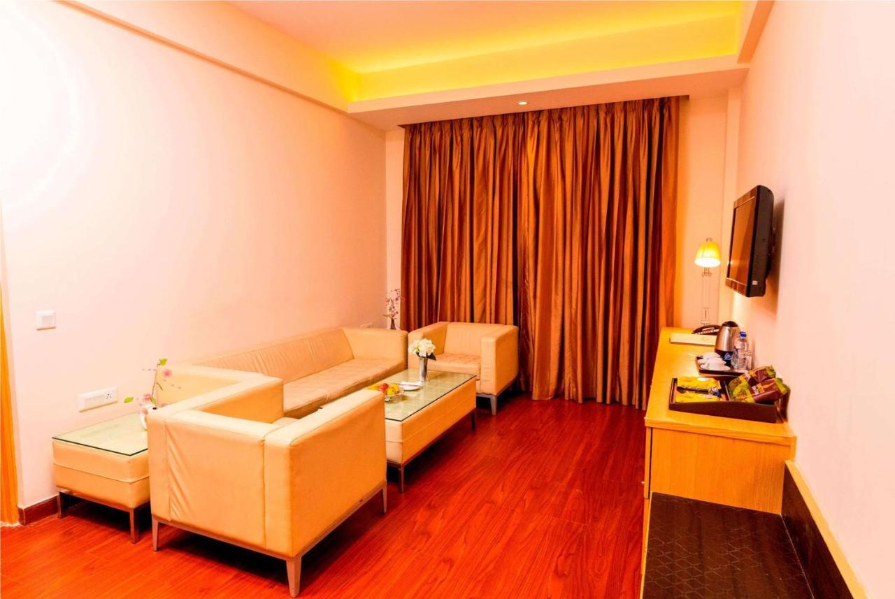 Ramada Neemrana Hotel Ngoại thất bức ảnh