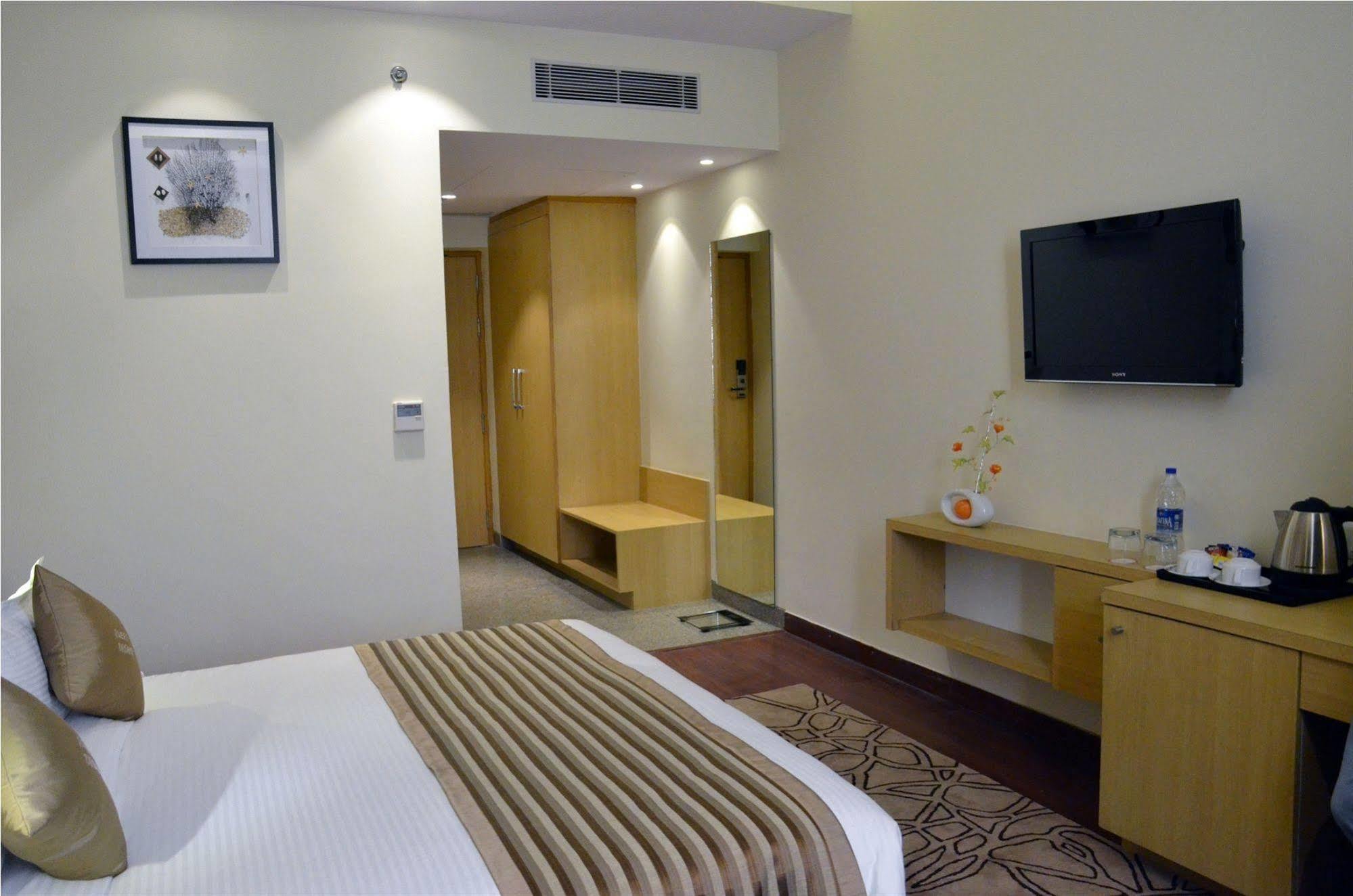 Ramada Neemrana Hotel Ngoại thất bức ảnh