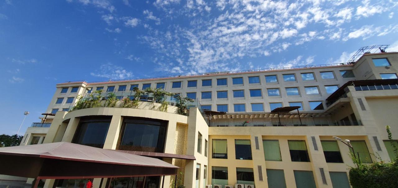 Ramada Neemrana Hotel Ngoại thất bức ảnh