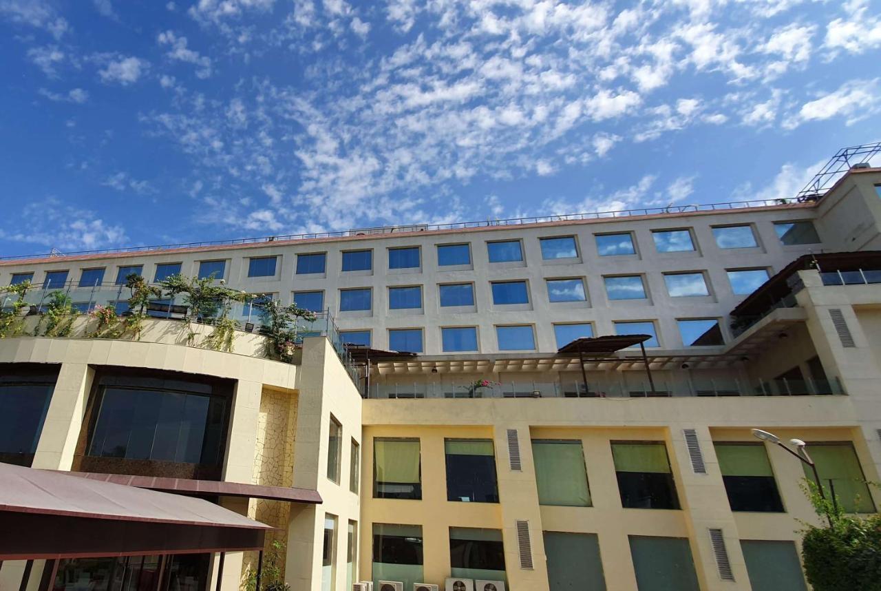 Ramada Neemrana Hotel Ngoại thất bức ảnh